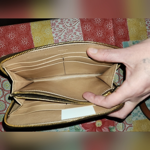 Authentic prada zippy wallet guc see pics - Picture 9 of 13